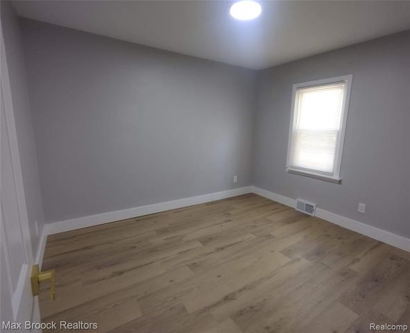19925 Saxton Avenue, Southfield, MI 48075