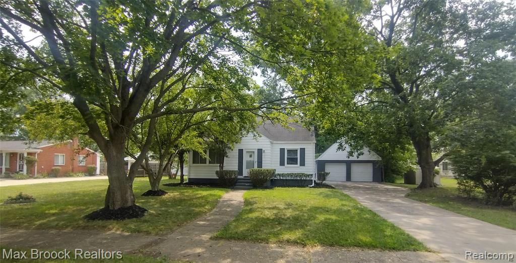 19925 Saxton Avenue, Southfield, MI 48075
