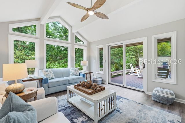 8 Pine Ct, Hilton Head Island, SC 29928