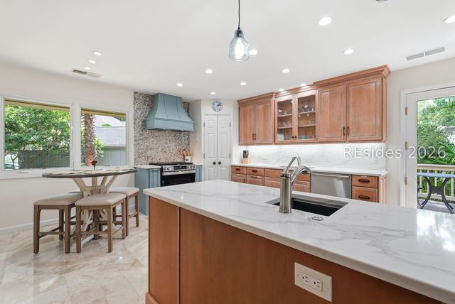 8 Pine Ct, Hilton Head Island, SC 29928