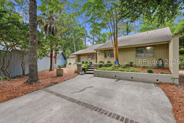 8 Pine Ct, Hilton Head Island, SC 29928