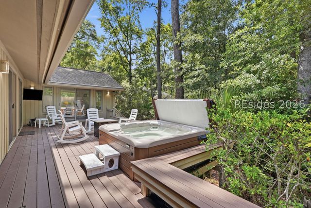 8 Pine Ct, Hilton Head Island, SC 29928