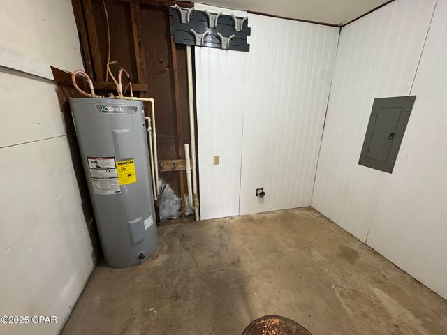 8126 Adams Street, Sneads, FL 32460