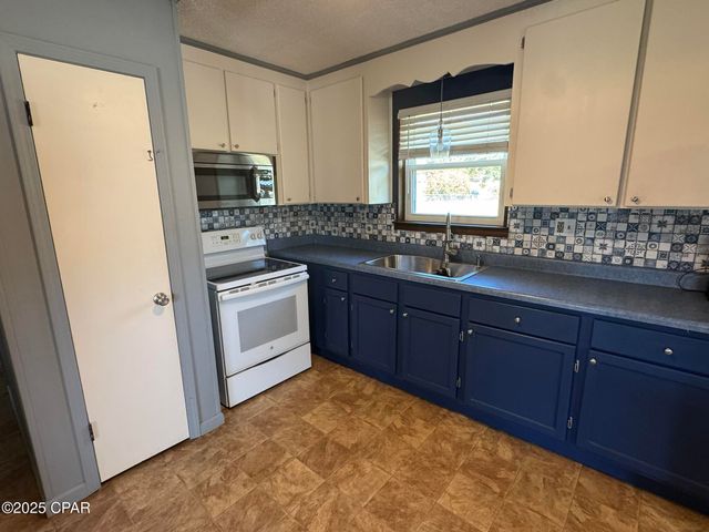 8126 Adams Street, Sneads, FL 32460