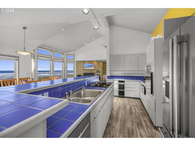 275 SALISHAN Dr, Gleneden Beach, OR 97388