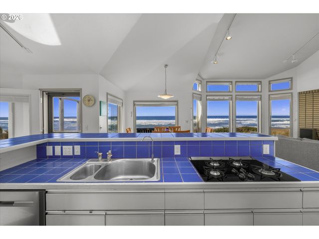 275 SALISHAN Dr, Gleneden Beach, OR 97388