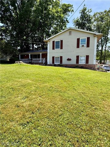8524 Sleepy Hollow Drive NE, Howland, OH 44484