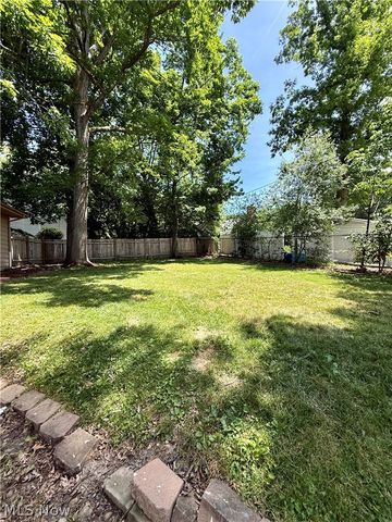 8524 Sleepy Hollow Drive NE, Howland, OH 44484