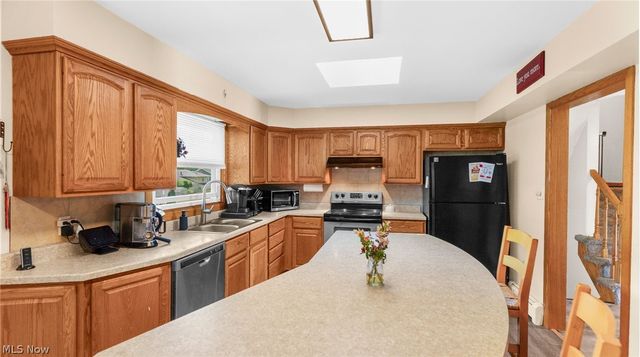 8524 Sleepy Hollow Drive NE, Howland, OH 44484