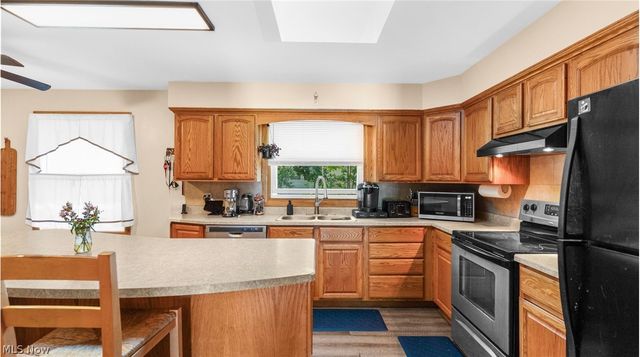 8524 Sleepy Hollow Drive NE, Howland, OH 44484