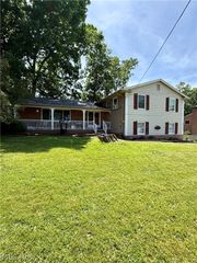 8524 Sleepy Hollow Drive NE, Howland, OH 44484