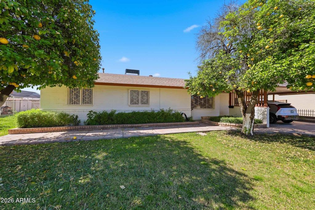 Image 3 of property listing at 6708 N 41ST Lane, Phoenix, AZ 85019