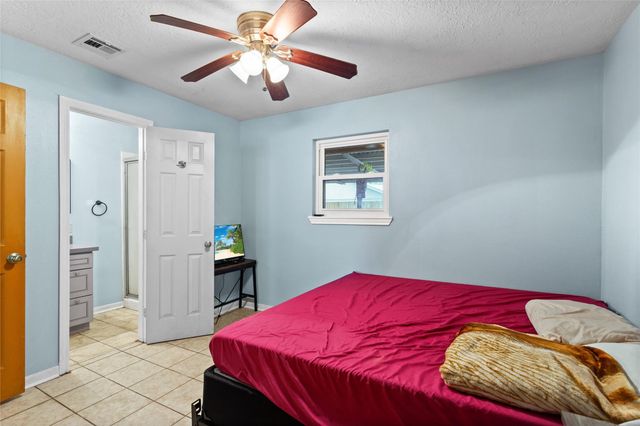 5000 Cedar Creek Drive, Dickinson, TX 77539