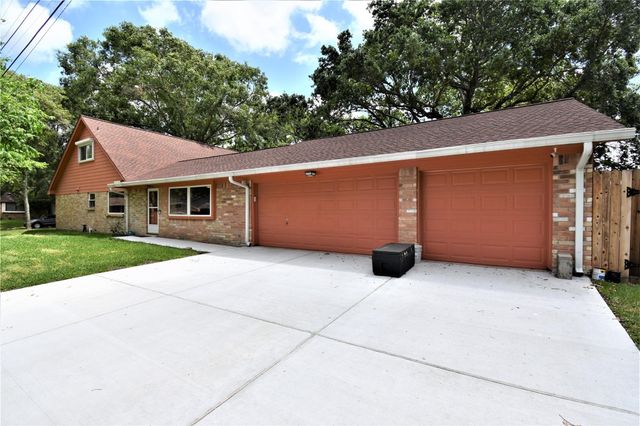 5000 Cedar Creek Drive, Dickinson, TX 77539