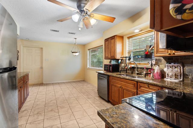 5000 Cedar Creek Drive, Dickinson, TX 77539