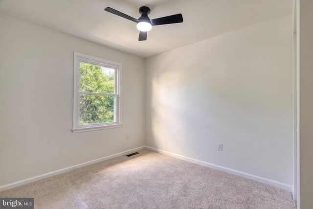 15 HAZEL DR, Manchester, PA 17345