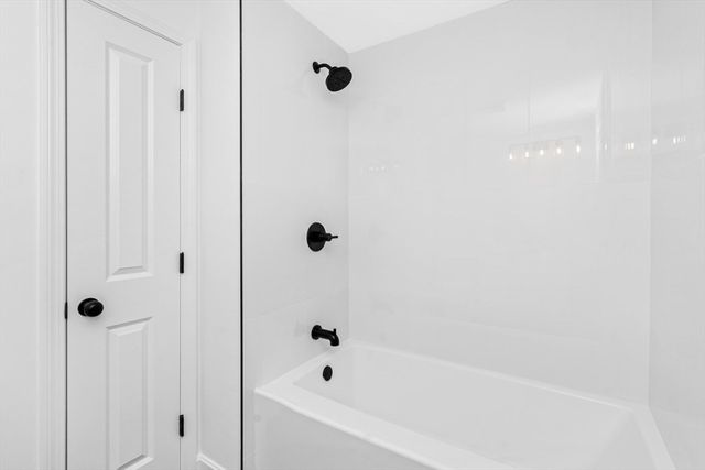 2 Daniel Cir, Plymouth, MA 02360