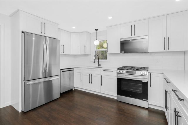 2 Daniel Cir, Plymouth, MA 02360