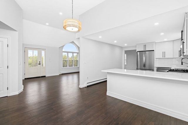 2 Daniel Cir, Plymouth, MA 02360