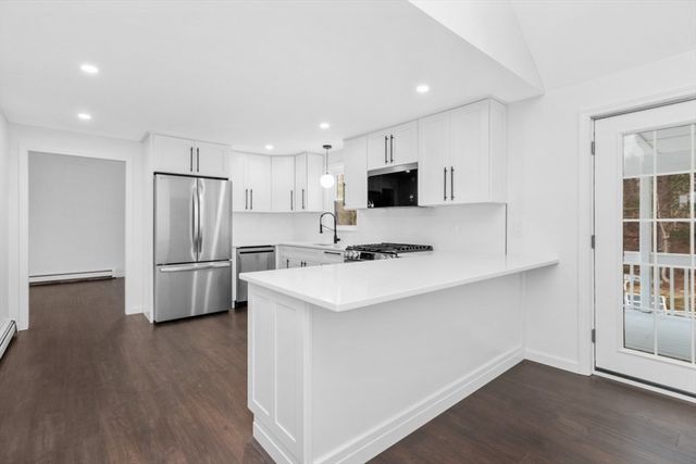 2 Daniel Cir, Plymouth, MA 02360