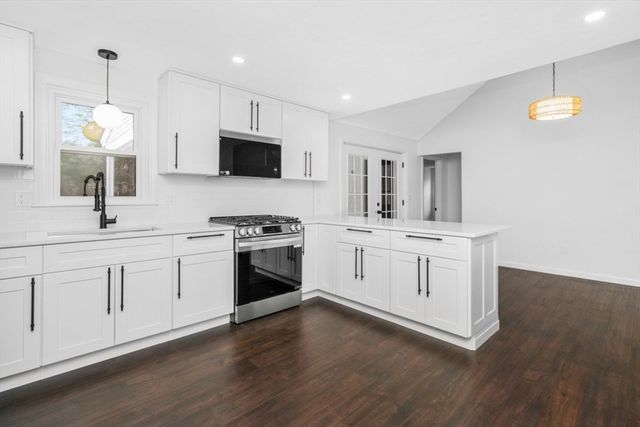 2 Daniel Cir, Plymouth, MA 02360