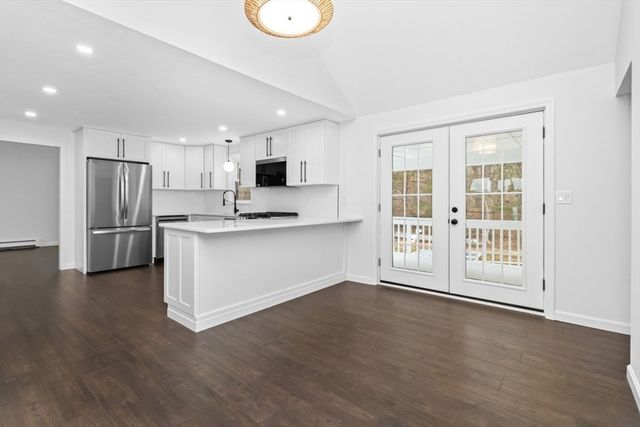 2 Daniel Cir, Plymouth, MA 02360