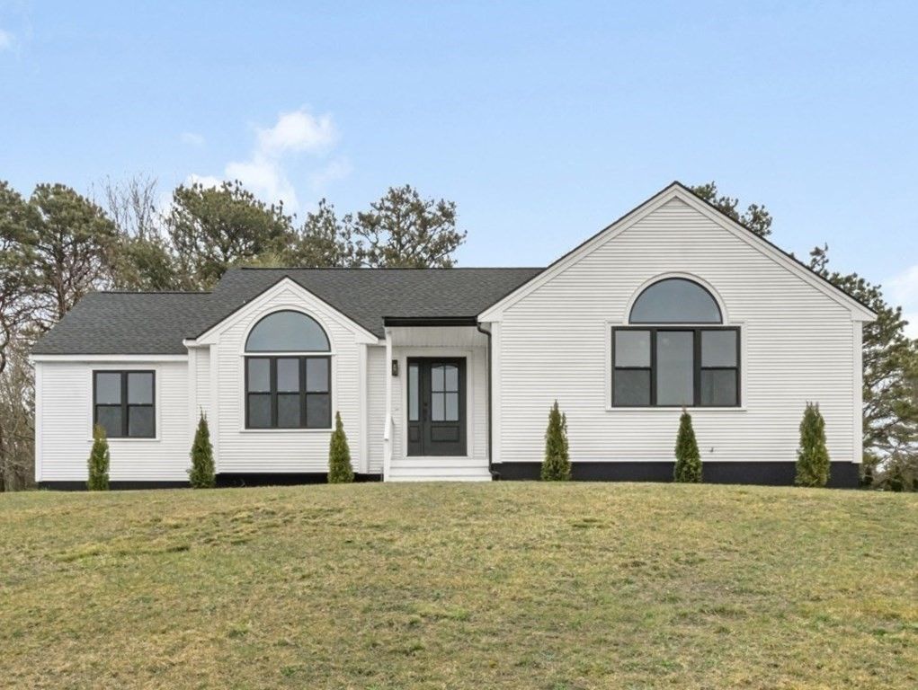 2 Daniel Cir, Plymouth, MA 02360