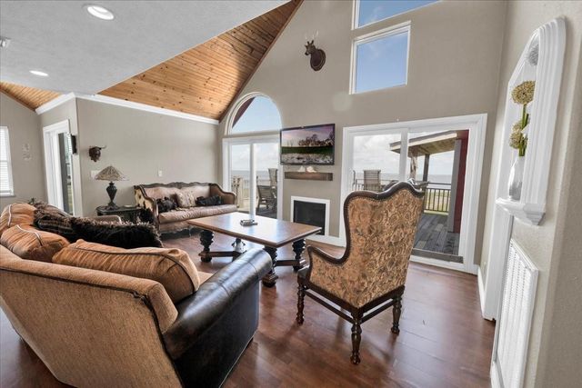 2238 & 2235 Hwy 87, Gilchrist, TX 77617