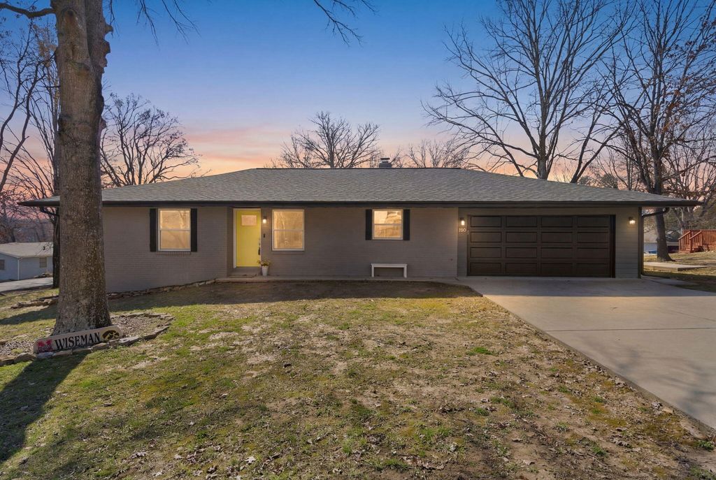 120 Oak Drive, Kimberling City, MO 65686