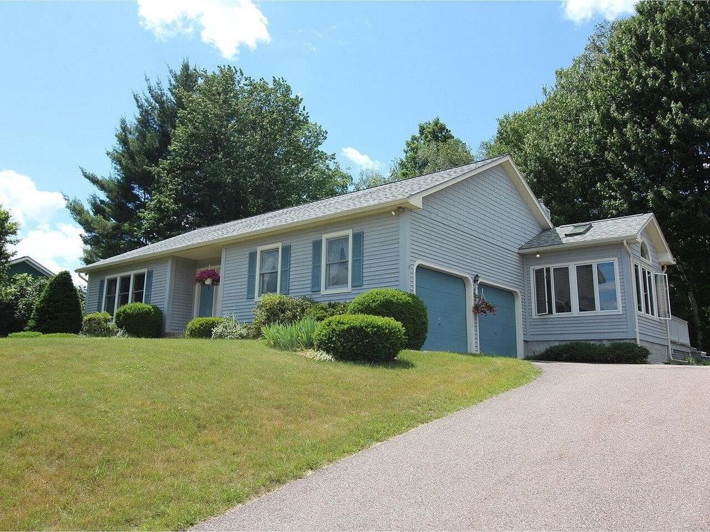26 Cabot Drive, Essex, VT 05452