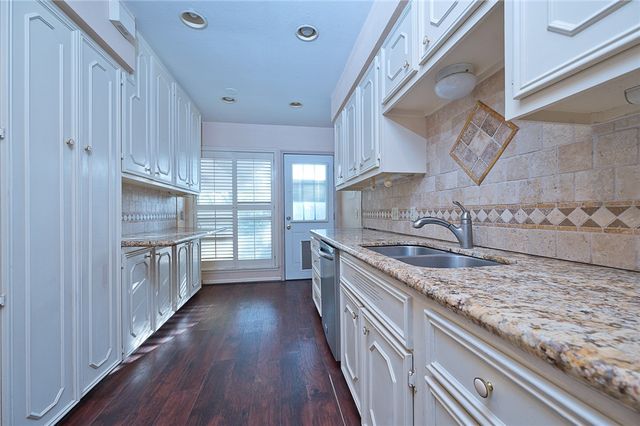 415 Center Dr, Corpus Christi, TX 78411