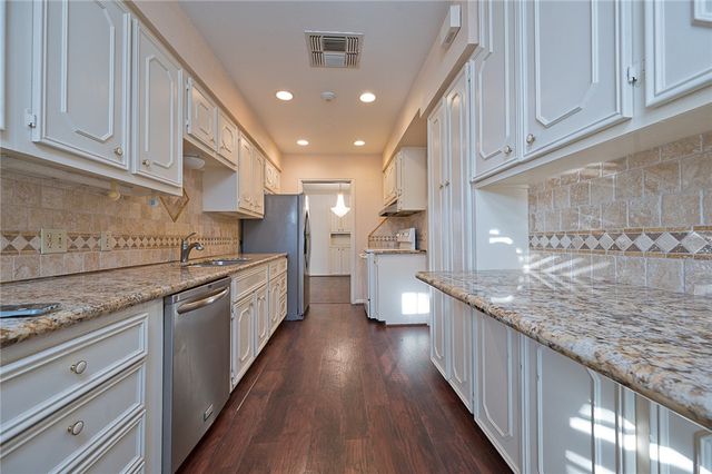 415 Center Dr, Corpus Christi, TX 78411