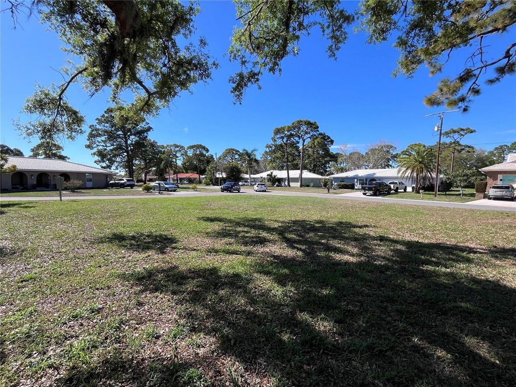 Image 2 of property listing at 618 RUBENS DRIVE 618, Nokomis, FL 34275