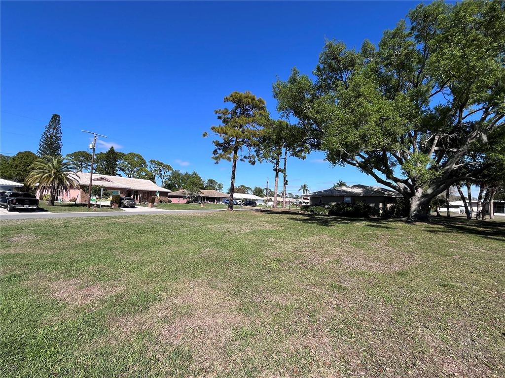 Image 3 of property listing at 618 RUBENS DRIVE 618, Nokomis, FL 34275