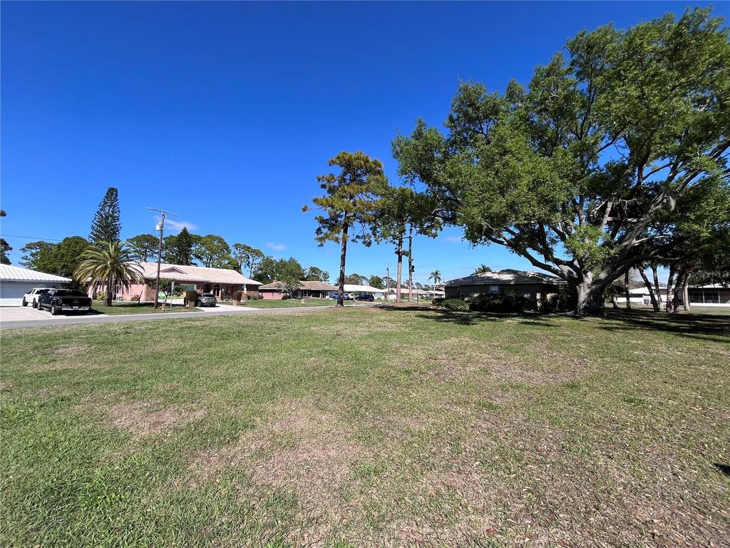 Image 4 of property listing at 618 RUBENS DRIVE 618, Nokomis, FL 34275