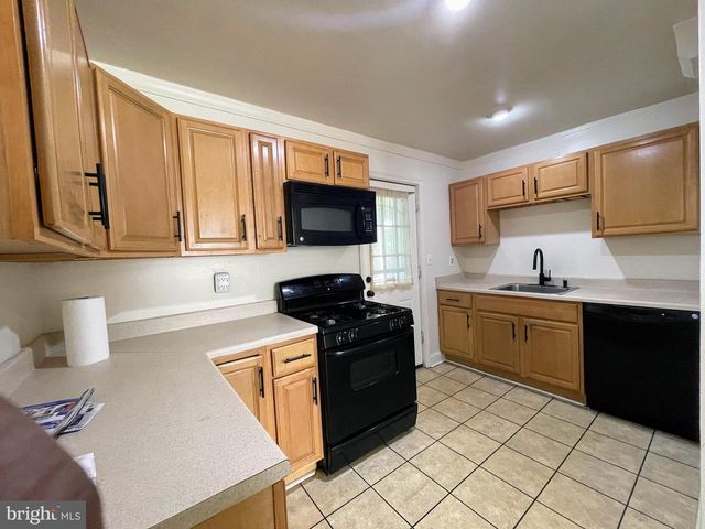 3205 HOLLOWAY RD, Falls Church, VA 22042