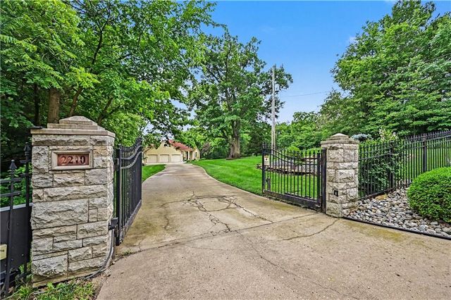 2210 SW Opossum Hollow Road, Blue Springs, MO 64015