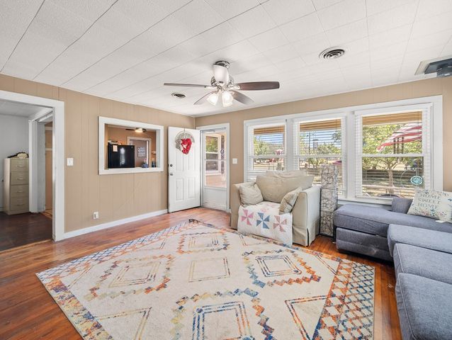 608 N Ross St, Kerrville, TX 78028