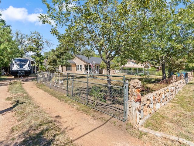 608 N Ross St, Kerrville, TX 78028
