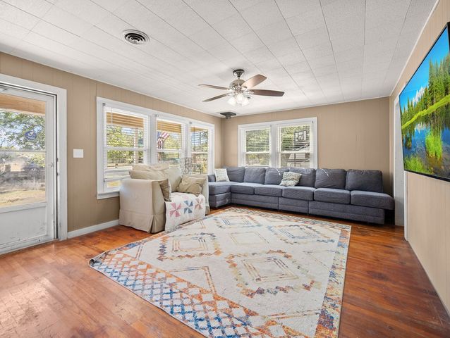 608 N Ross St, Kerrville, TX 78028