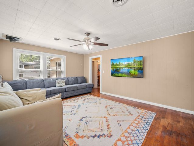 608 N Ross St, Kerrville, TX 78028