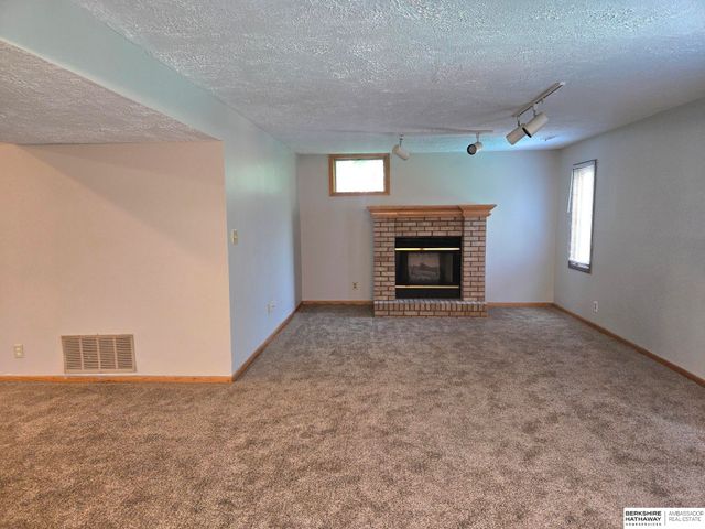 9121 Washington Street, Omaha, NE 68127