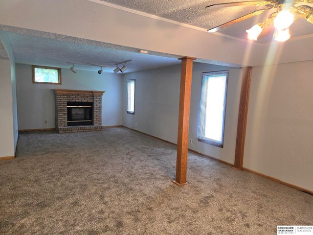 9121 Washington Street, Omaha, NE 68127