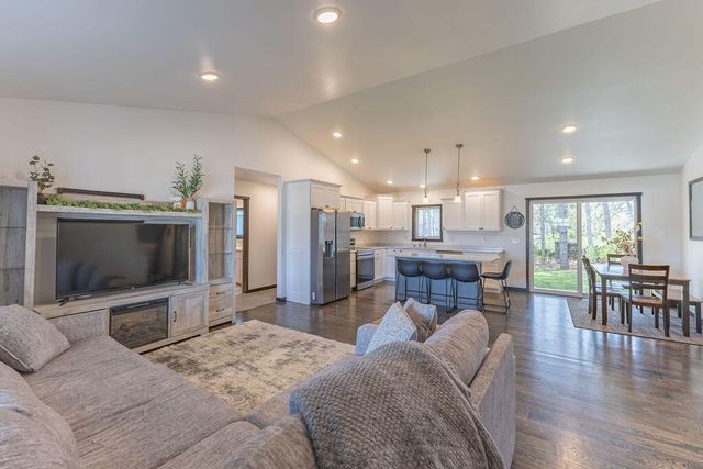 2102 Prairie PLACE, Holmen, WI 54636