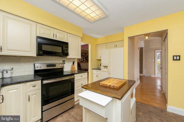 180 INDEPENDENCE DR, Holland, PA 18966