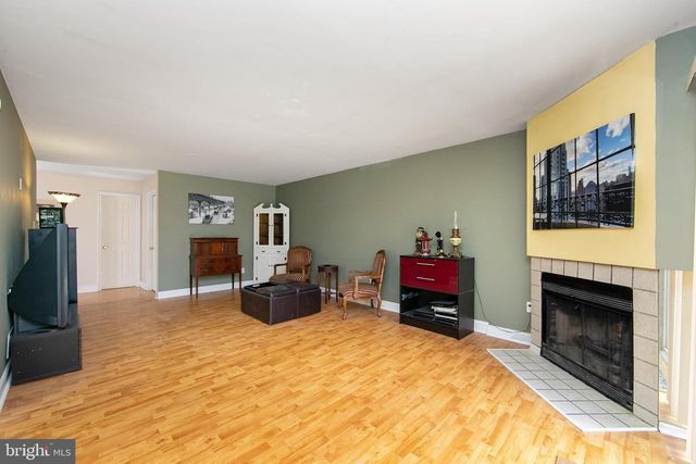 180 INDEPENDENCE DR, Holland, PA 18966