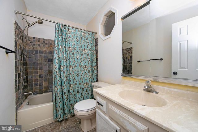 180 INDEPENDENCE DR, Holland, PA 18966