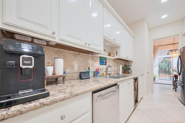 3 River Hollow Lane, Houston, TX 77027