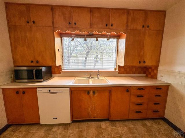 117 S 5th St, Holly, CO 81047