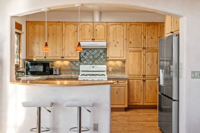 69 Avenida Frijoles, Santa Fe, NM 87507